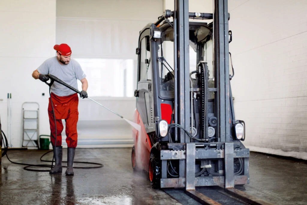 Elevex-Maintenance-pressure-wash-Linde